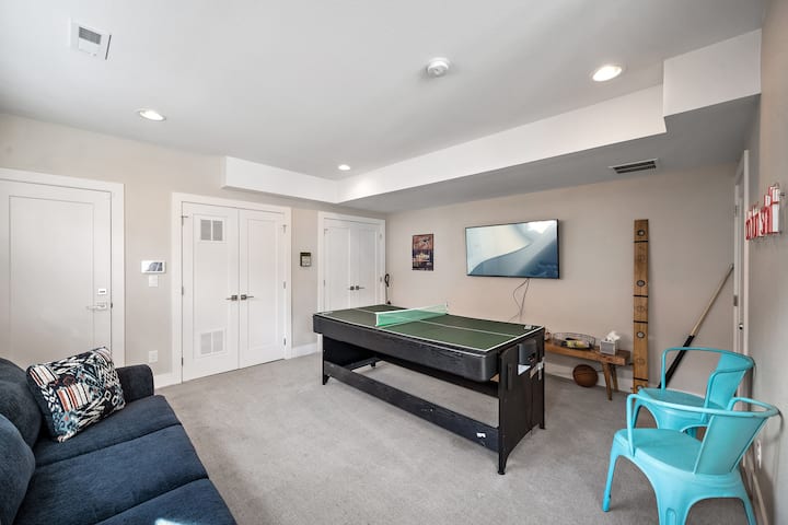 جرب الترفيه الذي لا نهاية له والمنافسة الودية مع كرة الطاولة وصالة التلفزيون في هذا البيت الريفي. انخرط في مباريات تنس الطاولة المثيرة مع العائلة والأصدقاء في منطقة مخصصة مصممة للإثارة والمرح.