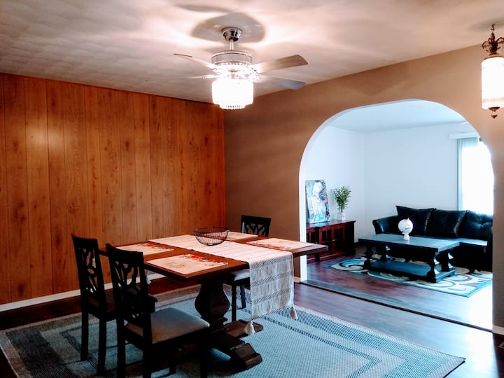 Family-pet-friendly House-10mins To Iu-fenced Yard - Bloomington, IN