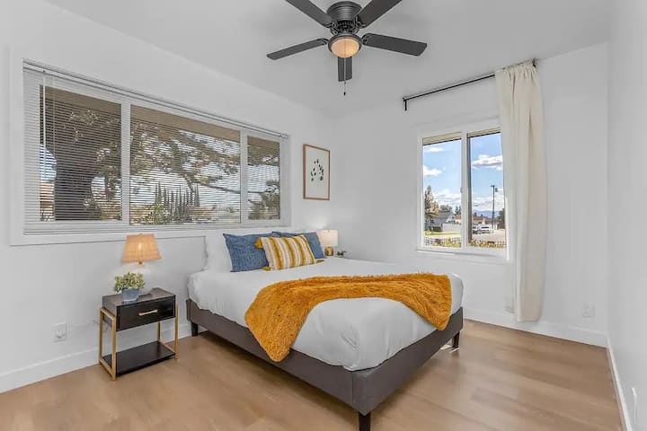 Guest bedroom with queen bed