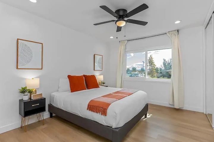 Guest bedroom with queen bed