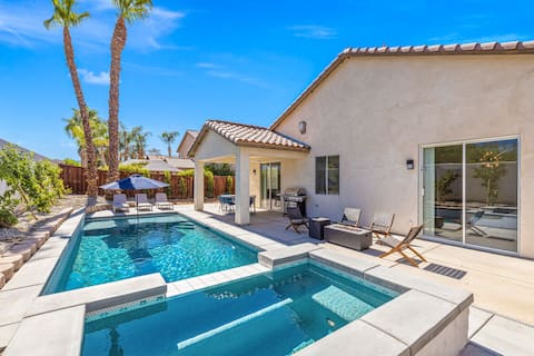 Colonial style home w/ Pool, Spa