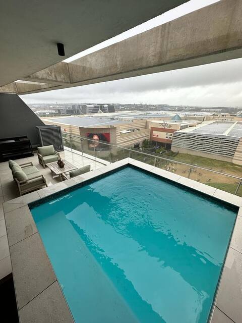 Elegant Penthouse Waterfall City