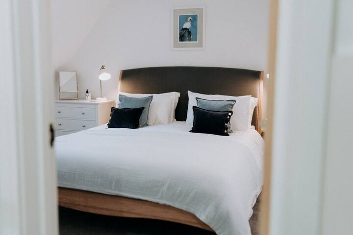 Në katin e parë dhoma e gjumit master ka një krevat super kingized. 