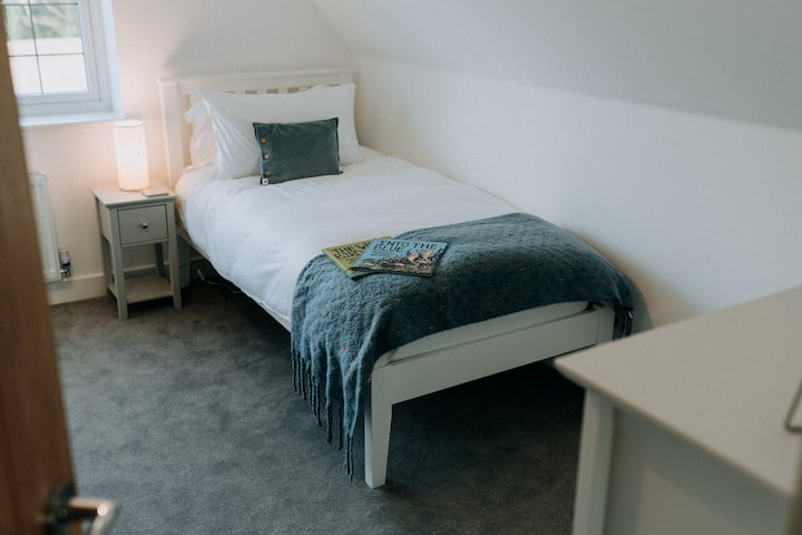 Edhe pse ka një çati të pjerrët në dhomën e gjumit, ajo është shumë e gjerë dhe e lehtë dhe ideale për të rriturit, si dhe për fëmijët. 