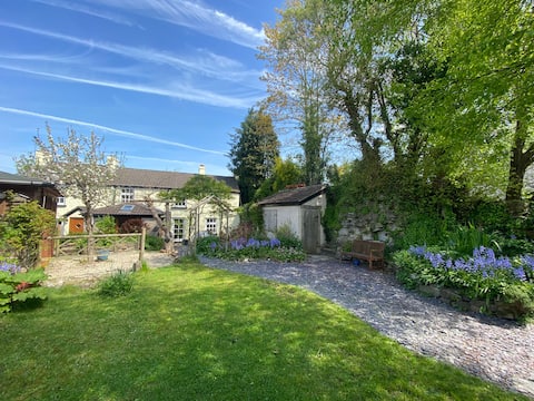 Spacious cottage, sunny garden, stroll to town