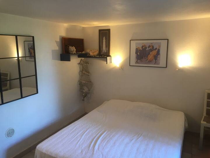 самостоятелна спалня (№ 3) на градинския под с двойно легло 160 см