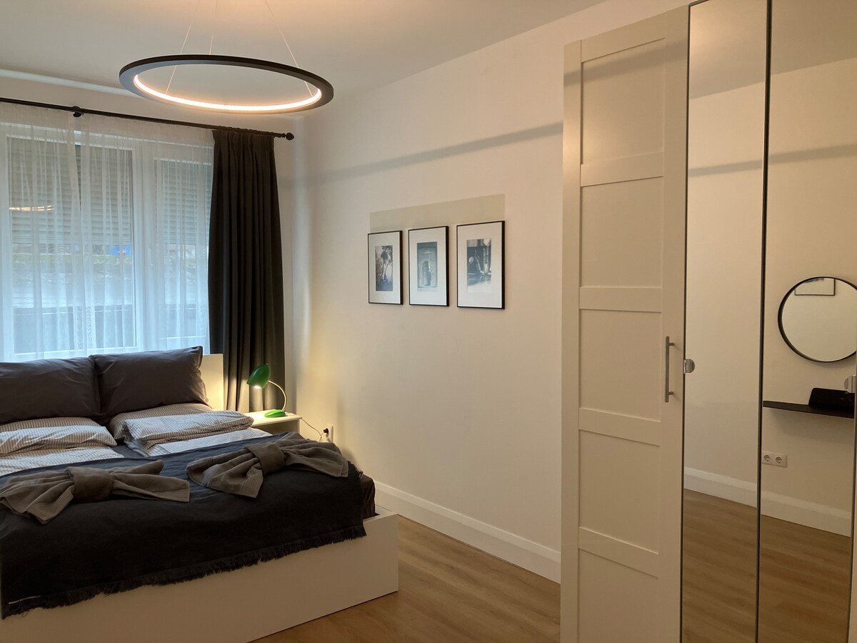 Dormitorio principal con cama tamaño queen (160/200). 