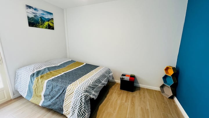 chumba cha kulala kilicho na feni yenye hifadhi na kitanda cha watu wawili mwaka 140.