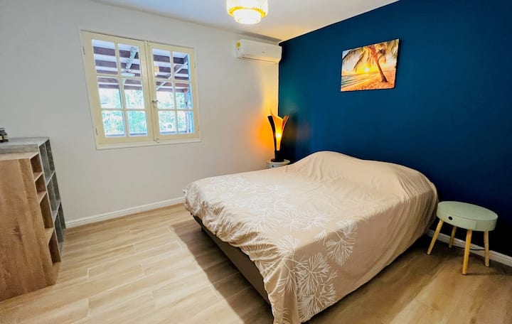 chumba chenye kiyoyozi kilicho na hifadhi na kitanda cha watu wawili.