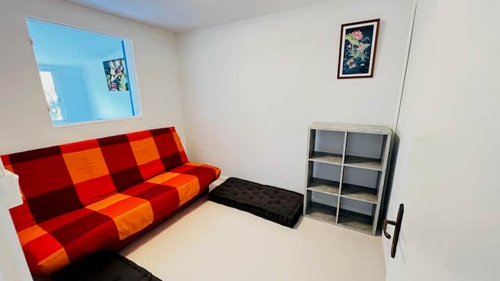 chumba cha kulala cha ziada kilicho na kitanda cha sofa 140