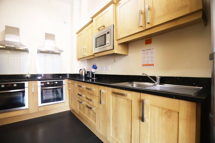 4 bed 2 bathroom large apartment gallery image 4