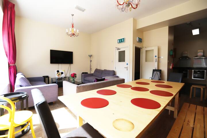 4 bed 2 bathroom large apartment gallery image 2