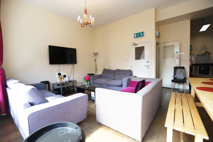 4 bed 2 bathroom large apartment gallery image 3