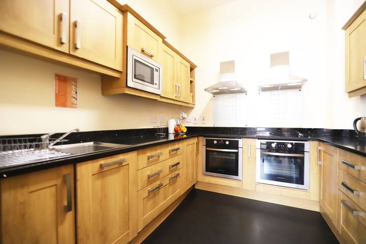 4 bed 2 bathroom large apartment gallery image 5