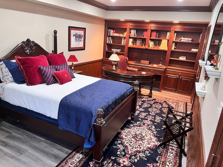 Dormitorio principal con cama tamaño queen y escritorio