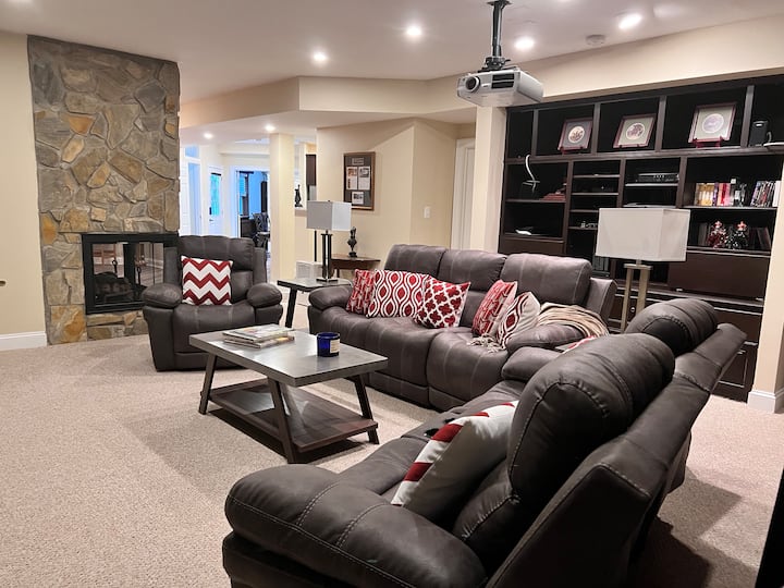 Amplia sala con chimenea.