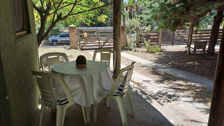 Mwonekano wa mbele kutoka kwenye mlango wa mbele, maegesho ya mlango yenye mikokoteni au kiti cha magurudumu kinachofikika