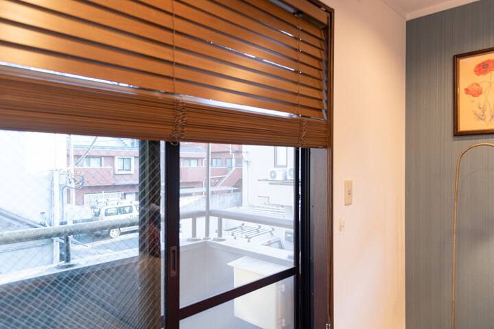 3-story Apt with natural light,1-stop to Shinjuku gallery image 3