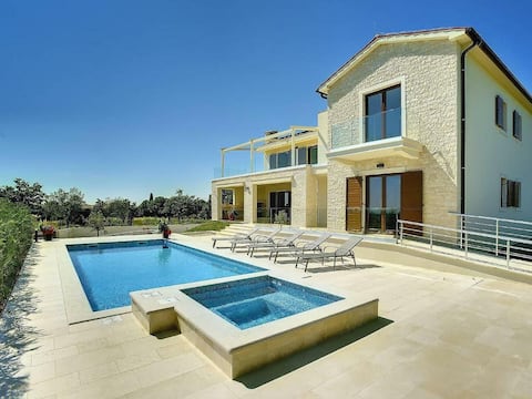 Luxury 5 Bedroom Villa w/ Pool,Gym, Sauna, Hot Tub