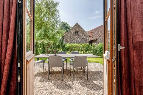 Exceptional Farmhouse w/ Garden&Parking