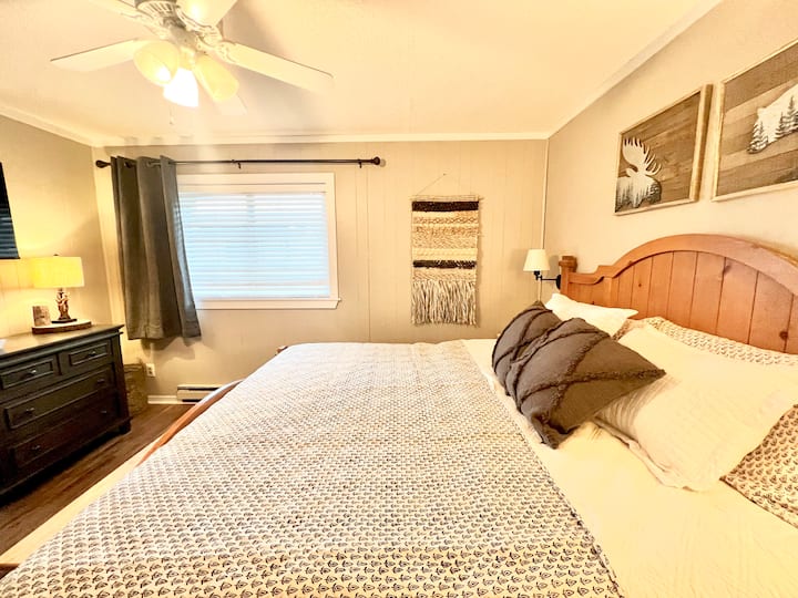 Quarto principal com casa de banho privativa