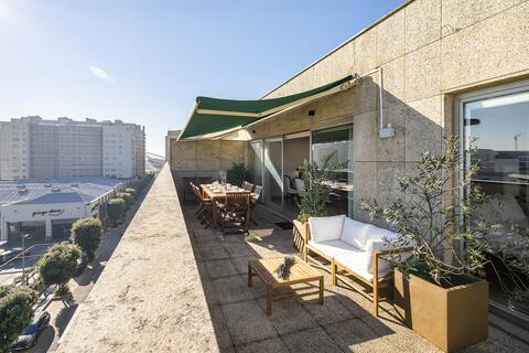 Ocean Front Stylish 4-bed w/ Terrace & Parking