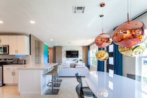 Modern designer house, walk to the beach!