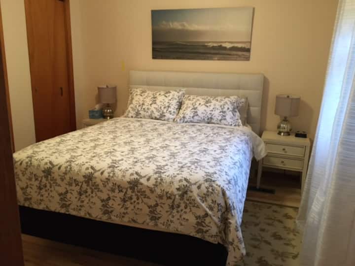 Dormitorio principal: cama tamaño queen, armario grande, entrada privada al baño.