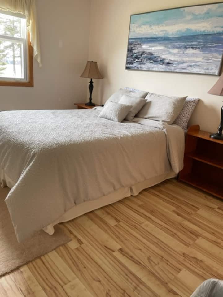 Cama doble con vistas a Covehead Bay