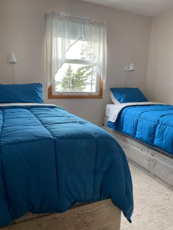 2 camas individuales con vistas a Covehead Bay
