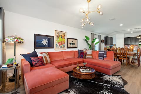 Popular Airbnb listing: Coral Casa: Near Lackland | Colorful Family Home in United Southwest
