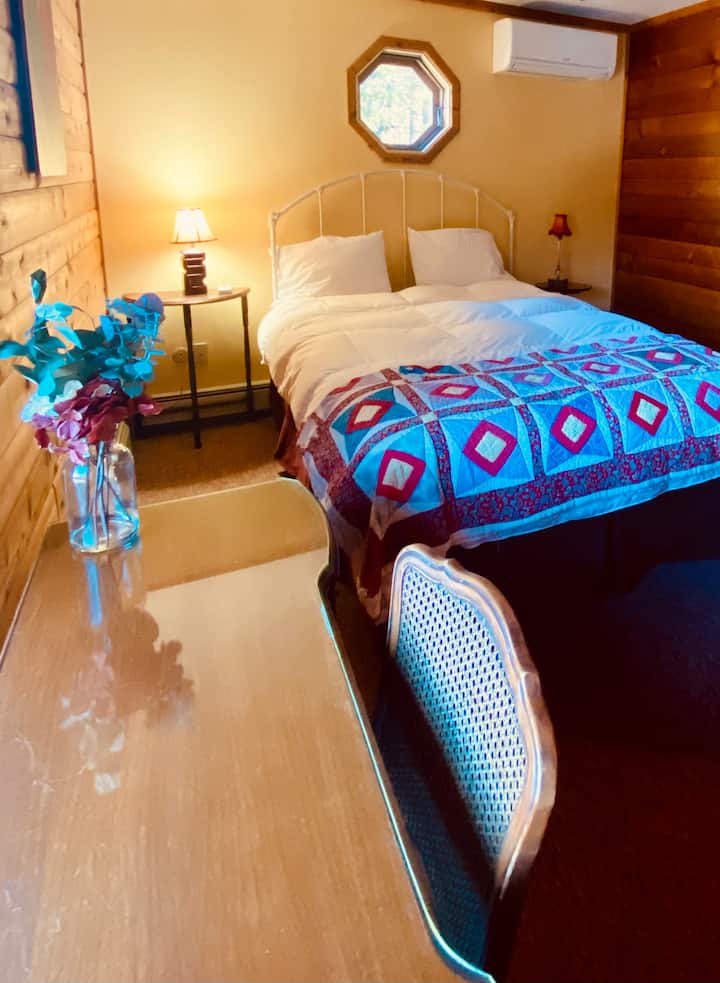 Тази спалня се намира на северозападната част на основното ниво. Разполага с двойно легло, бюро и скрин.  Ако обичате да спите до късно, това е стаята за вас.  