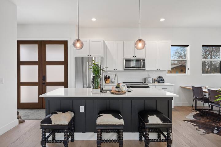 House of Healing & Wolves + Pool, Cold & Hot Tub gallery image 3