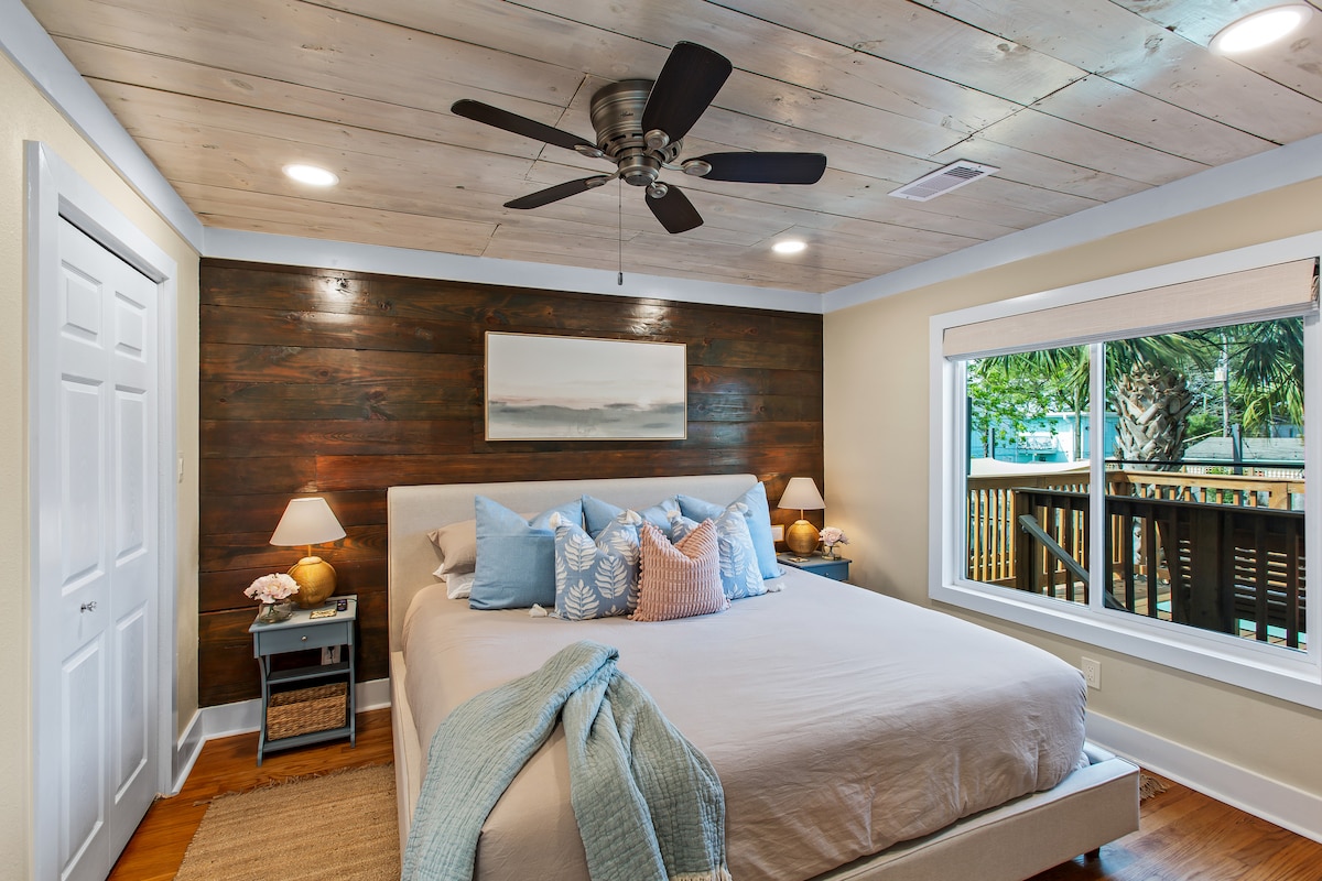 ห้องนอนหลักมีที่นอนไฮบริดขนาดคิงไซส์พร้อมผ้าปูที่นอนผ้าฝ้าย Percale  ดึงเฉดสีเข้มของห้องลงเพื่อการนอนหลับพักผ่อน