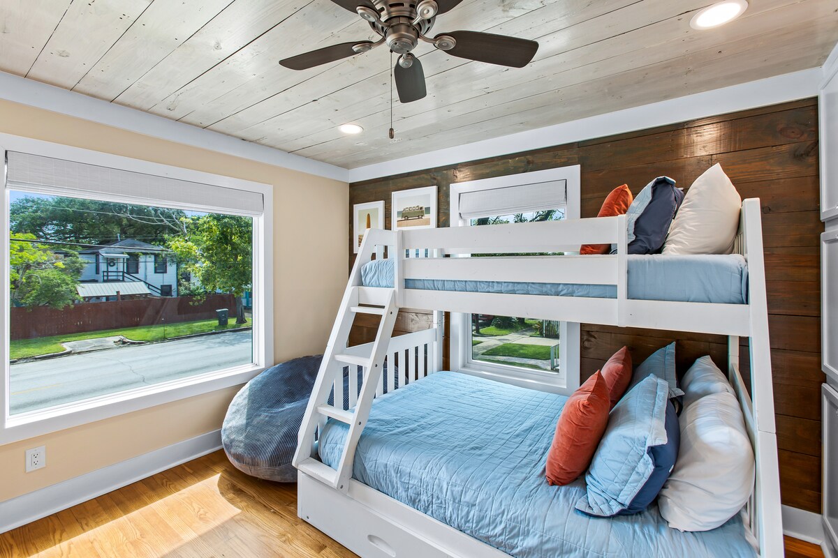 ห้องนอนที่ 2 ยังมีหน้าต่างบานใหญ่รับแสงธรรมชาติได้ เด็กๆจะเพลิดเพลินไปกับหนังสือหรือเล่นเกมบนบีนแบ็กที่เต็มไปด้วยโฟมขนาดใหญ่นี้!