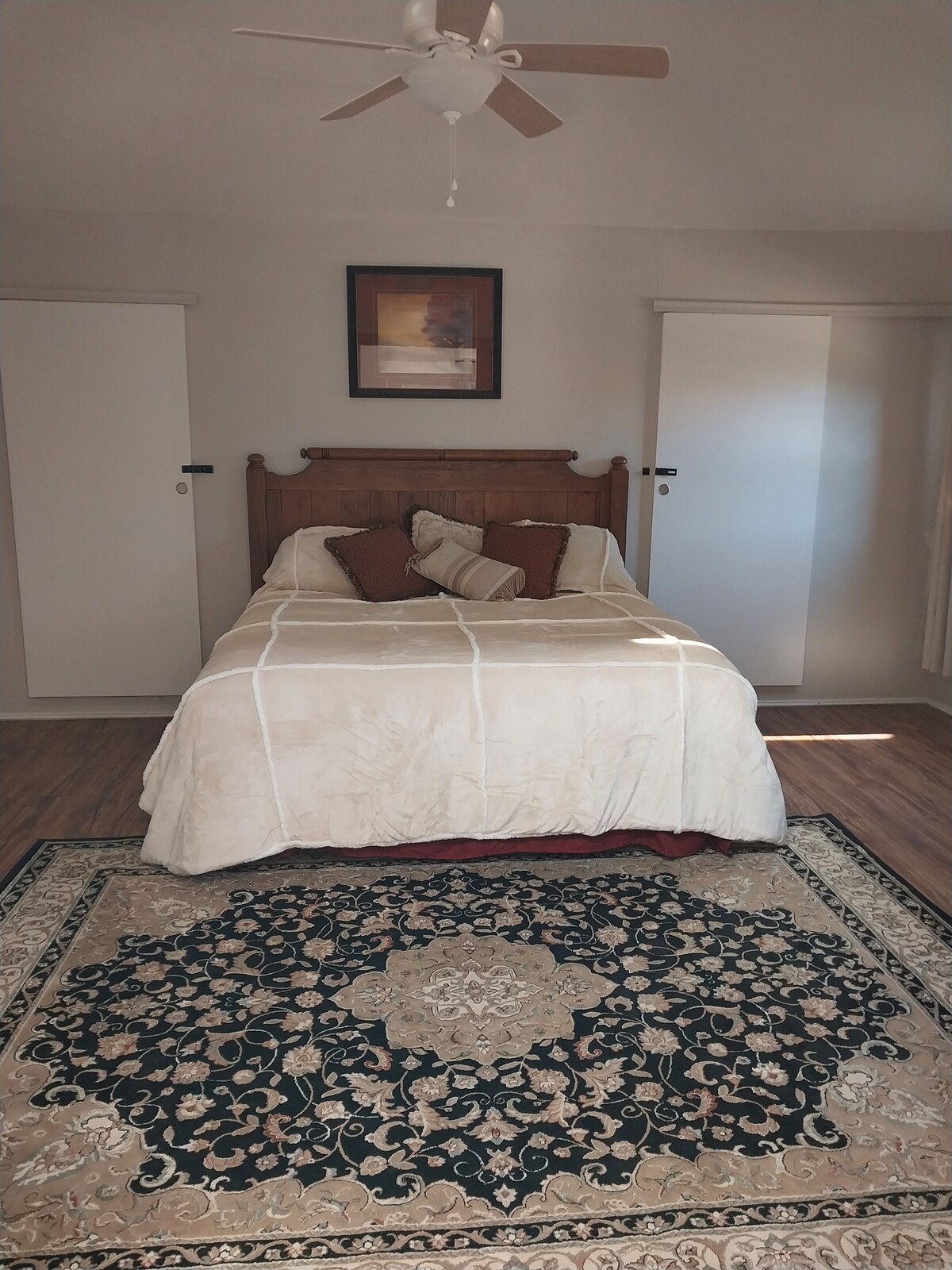 Veliki bračni krevet u dnevnom boravku s ulazom u staju.