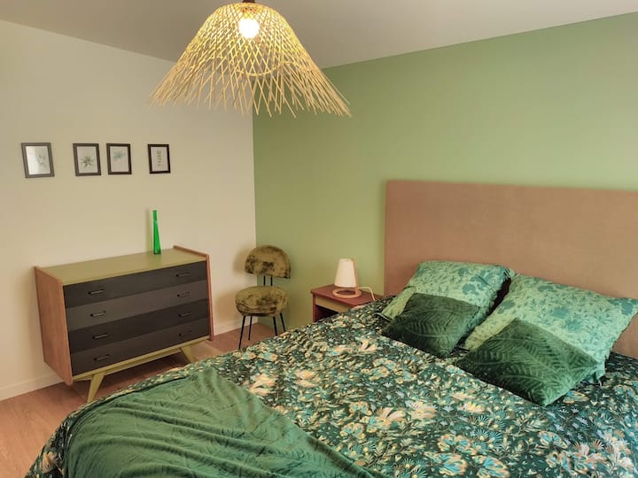 зелена стая на горния етаж с скрин и двойно легло (160x200)