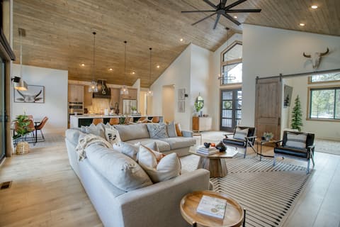 Top Airbnb: Modern Luxury Cabin in Show Low-Hackberry Hideaway in Show Low