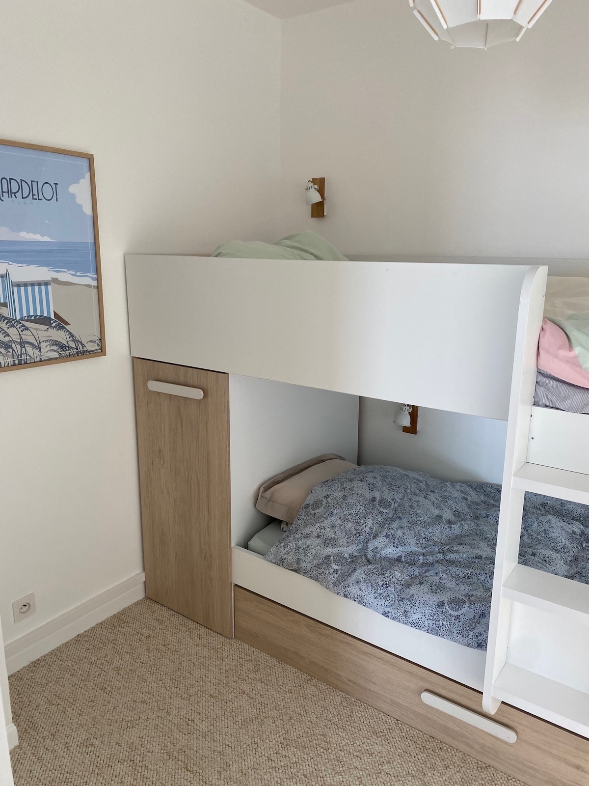 أسرّة في غرفة الأطفال