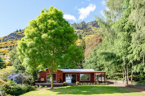 Successful Airbnb property: Private cottage with stunning mountain views in Wānaka Outer