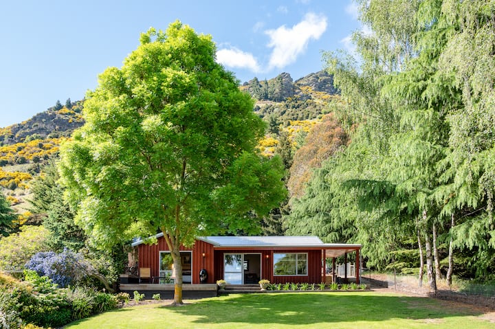 Private cottage with stunning mountain views