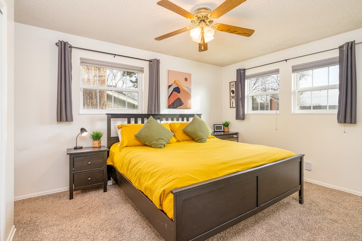 Camera da letto 1 - Camera matrimoniale con letto matrimoniale grande, scrivania, ventilatore a soffitto e bagno padronale annesso.  Si trova al piano principale con tende oscuranti.  