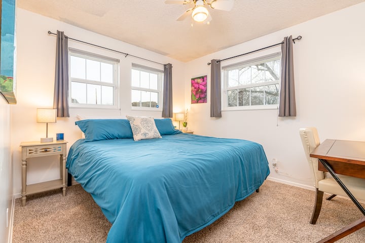 Camera da letto 2 - Letto matrimoniale grande, scrivania e armadio situati al piano principale.  