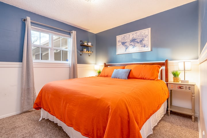 Camera da letto 3 - Letto matrimoniale grande, armadio, tende oscuranti - Situato al piano principale.  