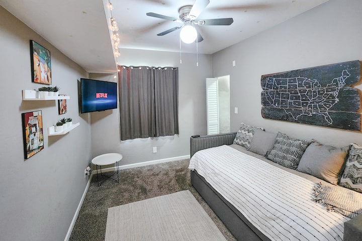 Dormitorio 1, con cama de día doble y cama doble, sábanas suaves y TV inteligente.