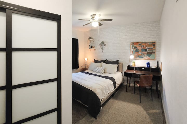 Dormitorio 2, con cama tamaño queen, sábanas ultra suaves, TV inteligente, escritorio y armario con plancha y aspiradora. 