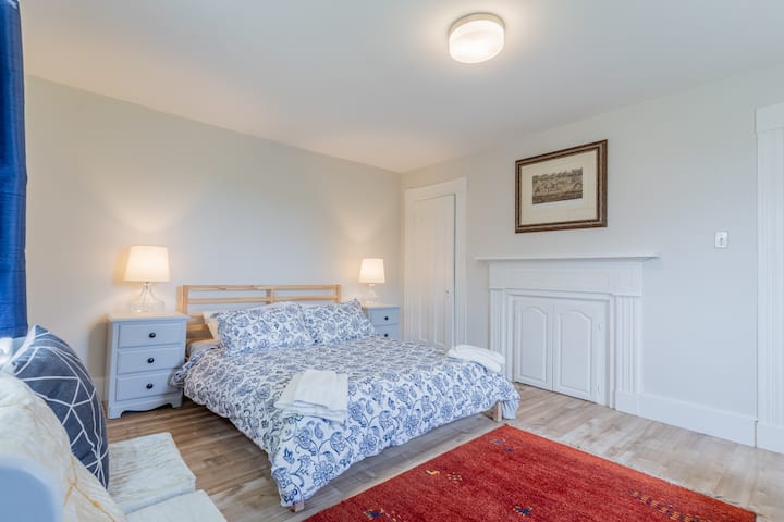 Dhoma e gjumit 1 ka 1 krevat dopio "queen"