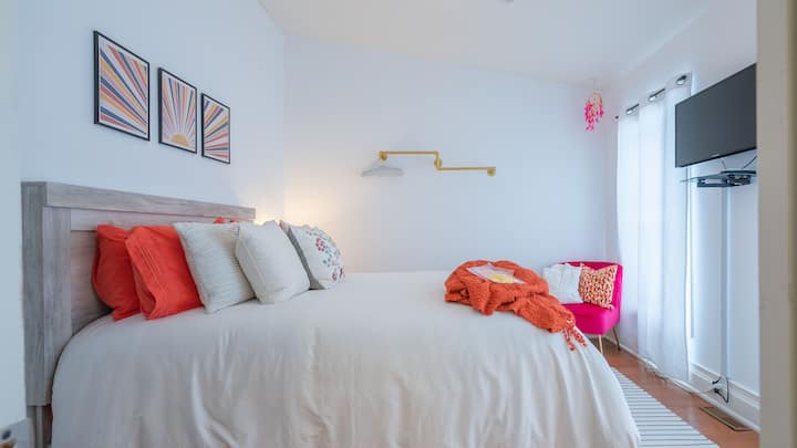 Pumzika na upumzike katika chumba cha wageni chenye utulivu kinachoelekea mbele chenye kitanda chenye starehe, cha ukubwa wa mto na kisanduku cha chemchemi. 

Pata mapumziko yanayohitajika sana!