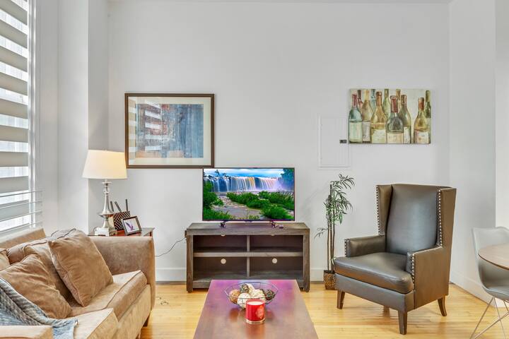 Historic DTLA 2BR1B with Rooftop Gym, Pool gallery image 2