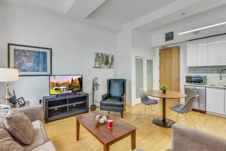 Historic DTLA 2BR1B with Rooftop Gym, Pool gallery image 5